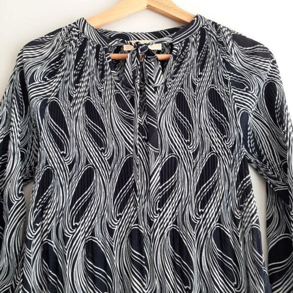 MICHAEL KORS Semi-Sheer Lightweight V-Neck Blouse Top B&W Sz XXS Flawed - Picture 5 of 16